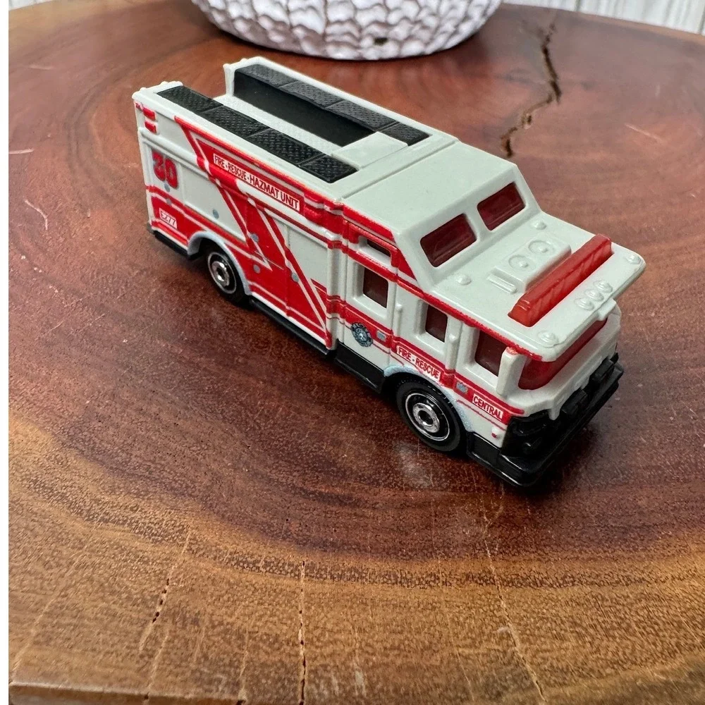 Matchbox Hazard Squad Fire Rescue Hazmat Unit White Red MB996 Diecast Truck 2009